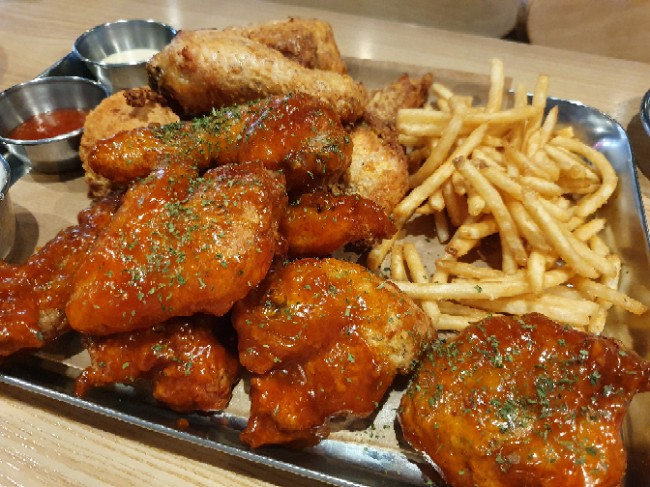 더울땐 치맥! 짜증날땐 치맥! 배고플땐 치맥! 목욜엔 치맥! 더울땐 치맥! 짜증날땐 치맥! 배고플땐 치맥! 목욜엔 치맥!