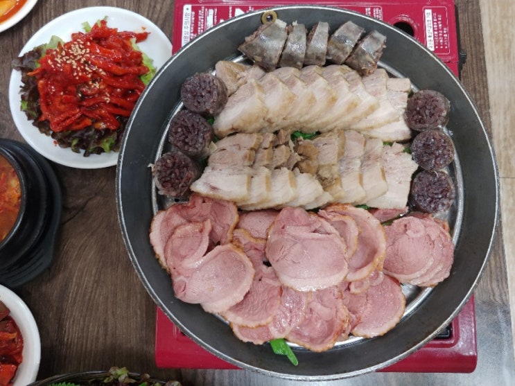  경의선숲길 맛집 홍대 밥집 돈코보쌈