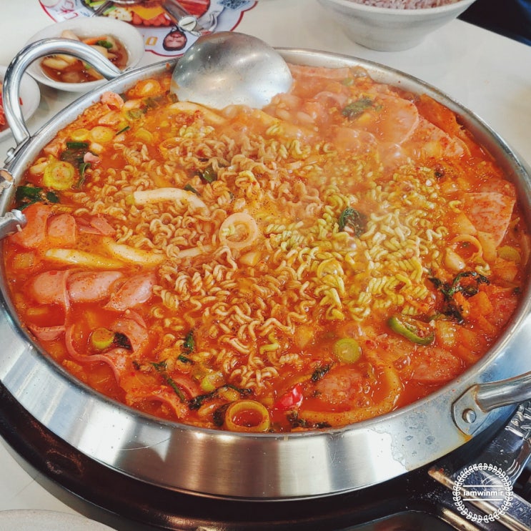 2가지 라면사리로 즐기는 무한리필 킹콩부대찌개 2가지 라면사리로 즐기는 무한리필 킹콩부대찌개
