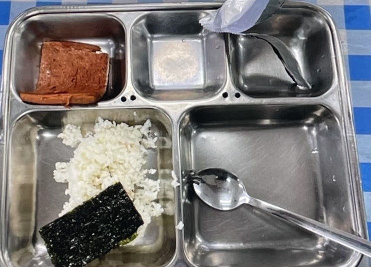군대 식단 도시락 사진에 눈물이 흐른다... 이거 실화?이제 제보 못하게 휴대폰 빼앗아 압수한다는 소식까지 군대 식단 도시락 사진에 눈물이 흐른다... 이거 실화?이제 제보 못하게 휴대폰 빼앗아 압수한다는 소식까지