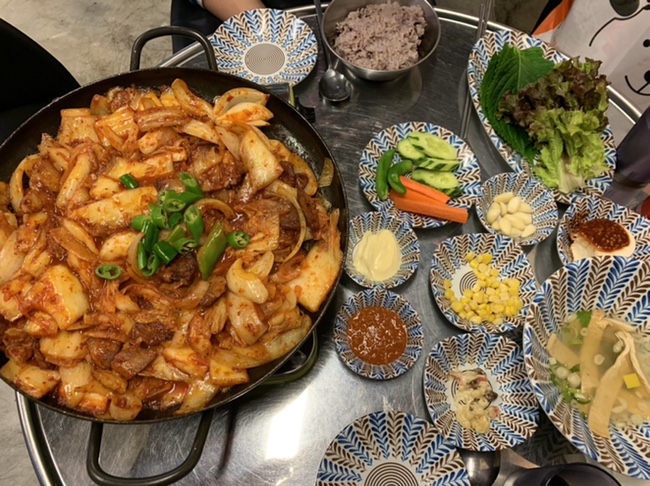 덕천역 맛집 [정통집] 밥과 술을 부르는 돼지김치구이