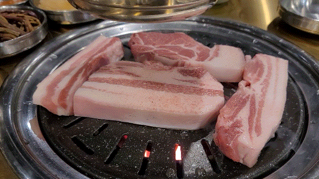  제주도 바다와 함께 맛있는 흑돼지를 드시고 싶으시면 올레시장과 이중섭거리 구경후 바다를본돼지 서귀포점을 가보세요