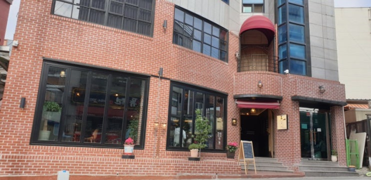  공주 카페 2층 디저트 맛집 추천, 하얀책상