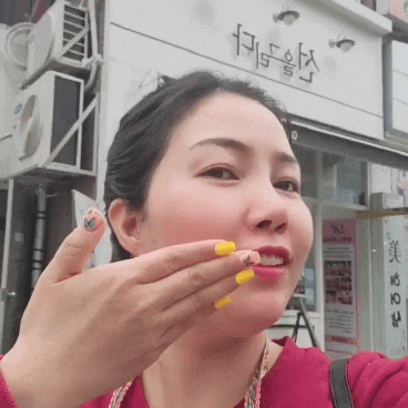  본오동네일 생화와 나비가 선을그리다