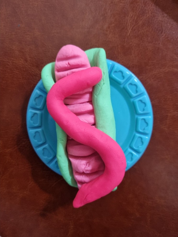  클레이로 만든 핫도그