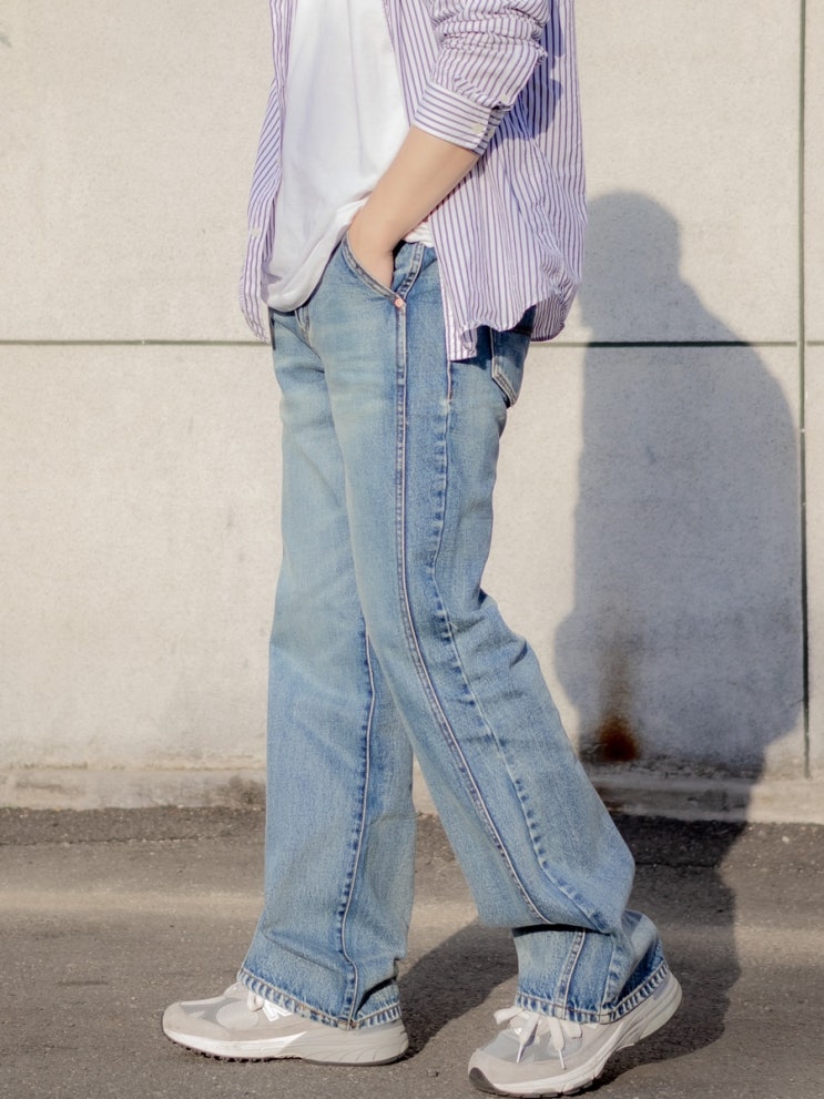  미니멀룩에 유니크함을 더하는 디메이든 워싱 청바지