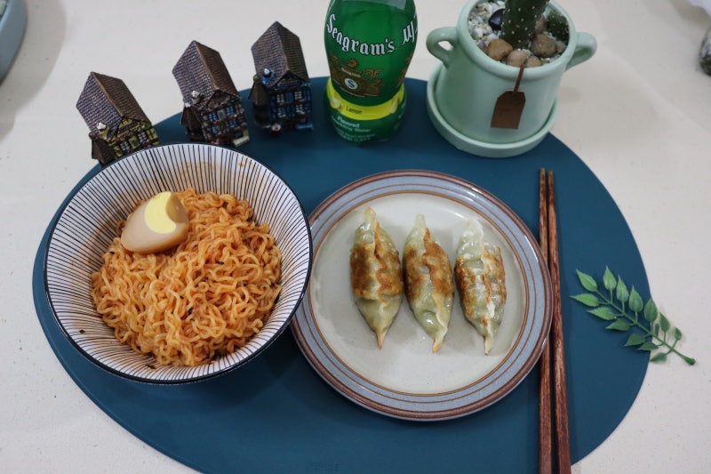 오뚜기 진비빔면 여름 별미로 먹기 딱 좋네! ft. 군만두와 꿀조합