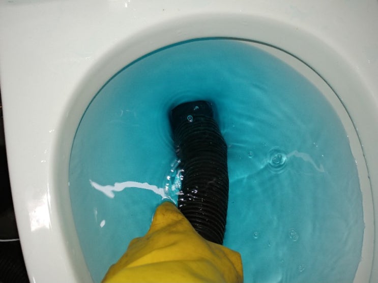  변기에 남은 음식물 쓰레기를 버리는 건 편리하고 쉽습니다. 하지만 막히기도 쉽지요!