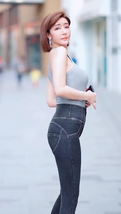  청바지 입은 대륙 쌔끈녀~! 환상적인 비율 !