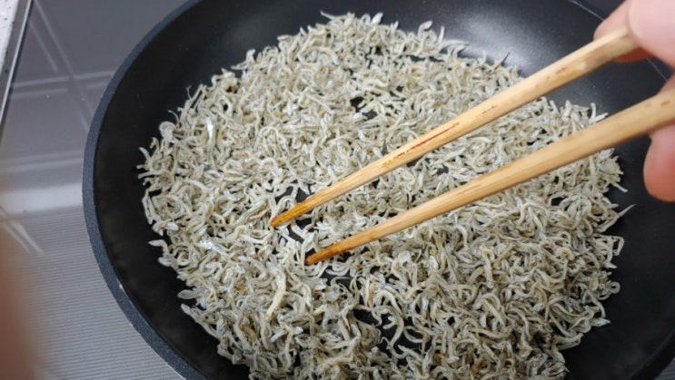  아빠표 요리, 아빠표 집밥 : 아빠가 만든 반찬 멸치볶음 & 보리새우볶음~!! 달꼼, 바삭한 식감의 간편 반찬 만들기~~