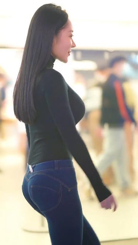  레알 꼴리게 하는 청바지 대륙 미녀의 뒤태!!! 기막히는 몸매라인!!