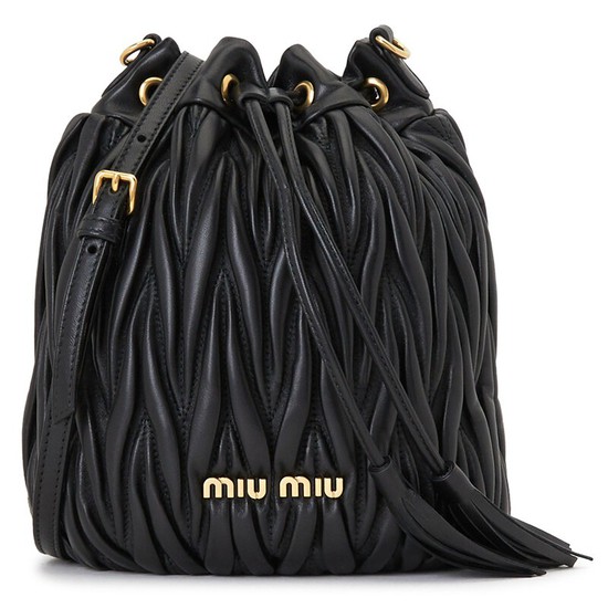 당신만 모르는 Miu Miu Matelasse Bucket Bag 5BE014 N88 F00020001G 추천해요 당신만 모르는 Miu Miu Matelasse Bucket Bag 5BE014 N88 F00020001G 추천해요
