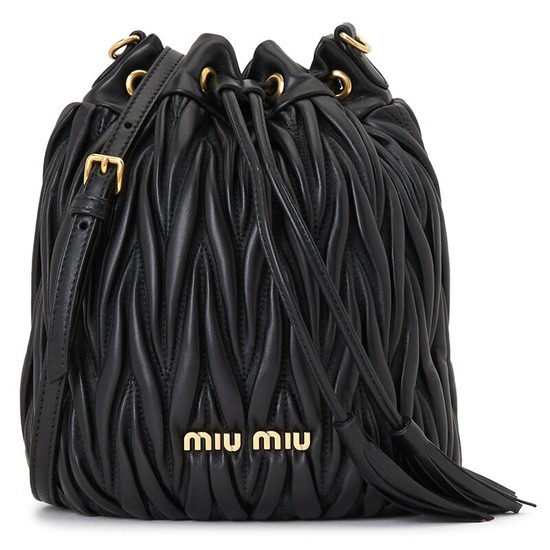 당신만 모르는 Miu Miu Matelasse Bucket Bag 5BE014 N88 F00020001G 추천해요