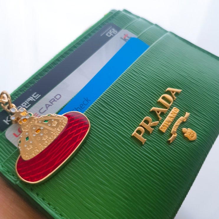 초록색 심플 코인 카드 지갑 프라다 비텔로무브 1MC026