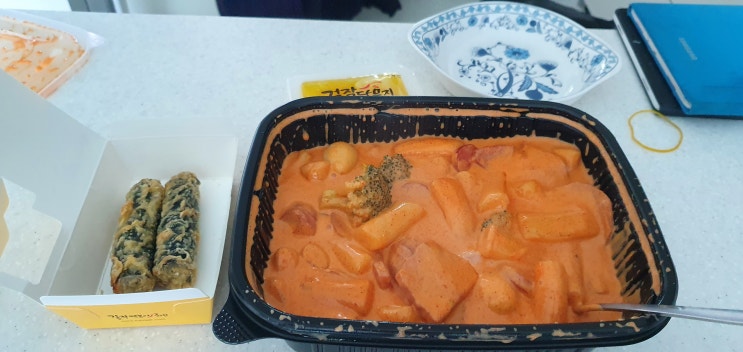 걸작에서 로제 떡볶이 중간 매운맛으로 주문했어요 ^^