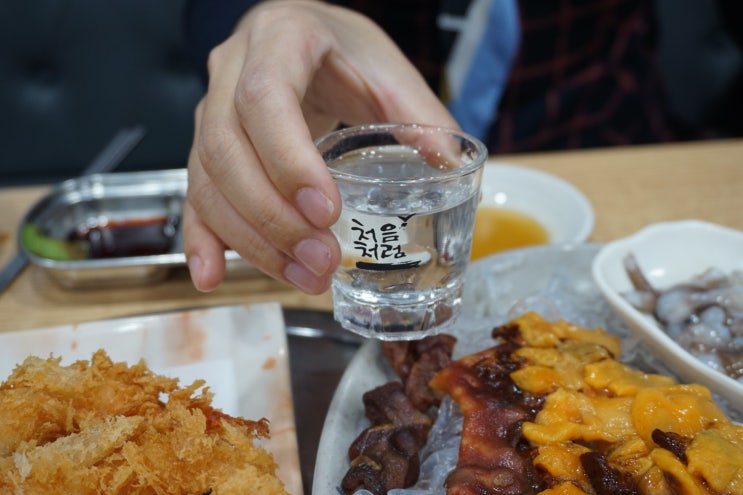 꿈틀거리는 산낙지 멍게향이 가득한 술한상차림