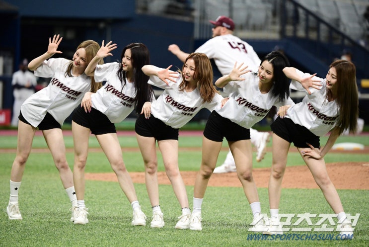 우아! 시구에 이어 공연 우아! 시구에 이어 공연