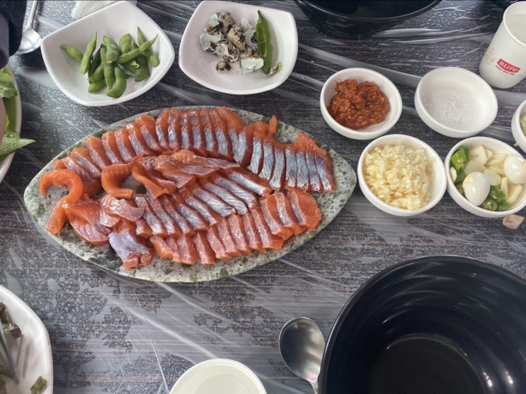  아빠한테 끌려와서 송어회 먹기