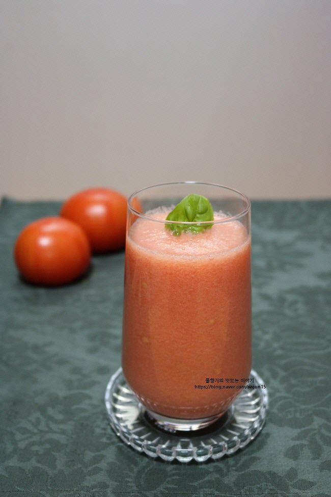 토마토 주스와 도토리 조각을 곁들인 간단한 아침 식사