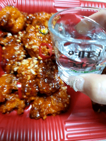 [GS25 편의점 안주] 차갑게 먹는 반반 닭강정 - 매콤 달달 반전의 맛