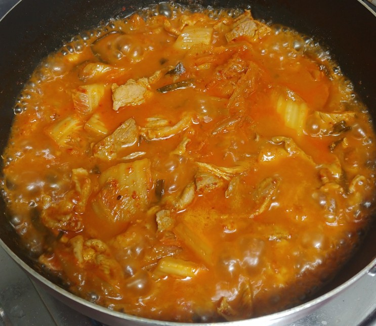 자취러의 요리일기: 돼지고기 듬뿍 넣은 김치찌개 만드는 법