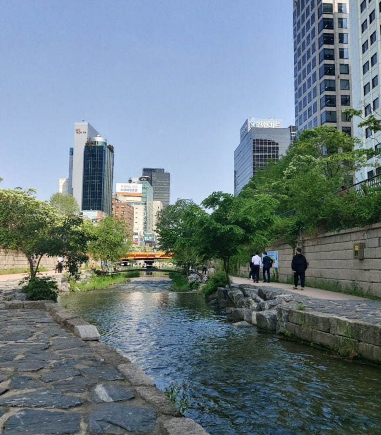 영풍문고 종로점  광교청계천길 서울시내 가볼만한곳 도심데이트코스 서점~ 도심개천을 걸으며