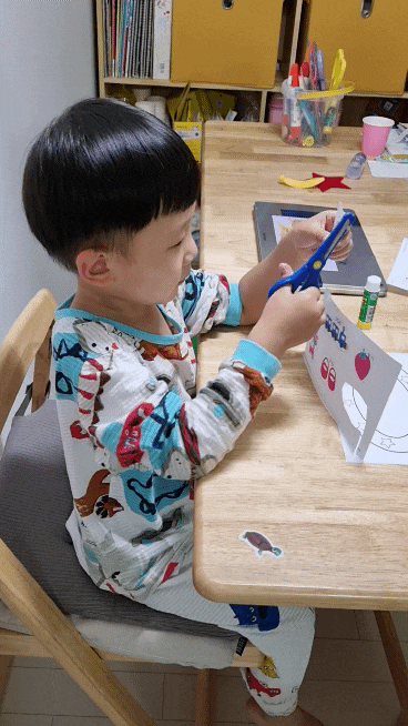  글자를 오리고 붙이는 활동을 통해 한글공부를 즐겁게 해 보아요!(도안나눔)