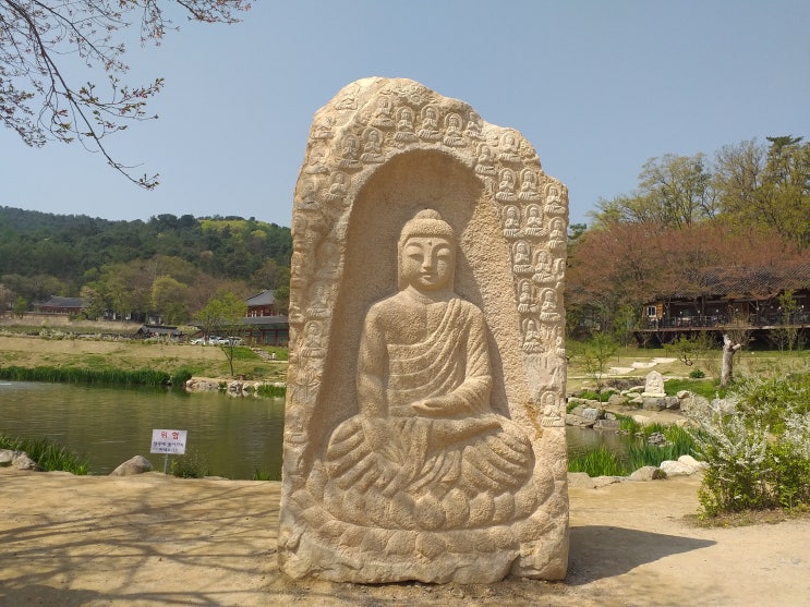  아름다운 호수와 꽃이 어우러진 사찰.   남양주 봉선사(奉先寺)