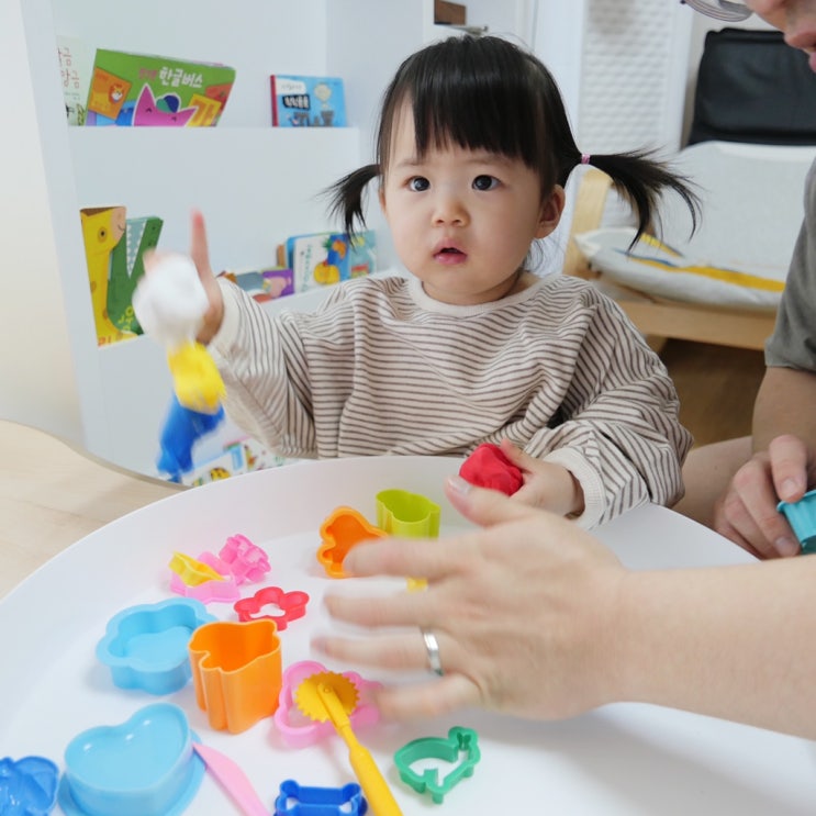  클레이는 다양한 미술놀이로 연계하기가 쉬운 재료