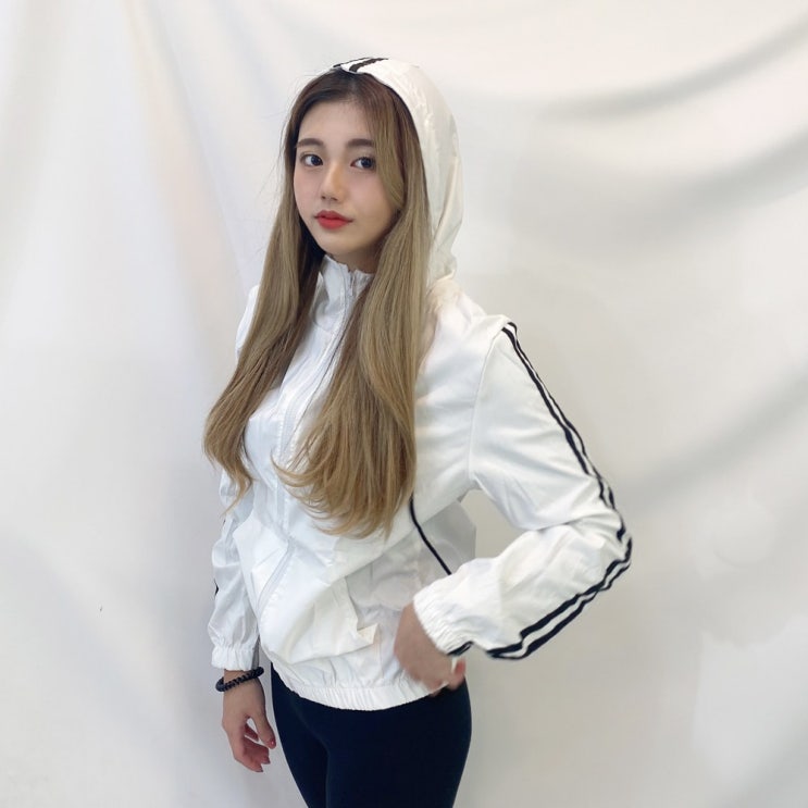 가성비 뛰어난 VANANA2 크롭 라인 후드 숏 블랙라인 화이트 바람막이 추천합니다 가성비 뛰어난 VANANA2 크롭 라인 후드 숏 블랙라인 화이트 바람막이 추천합니다
