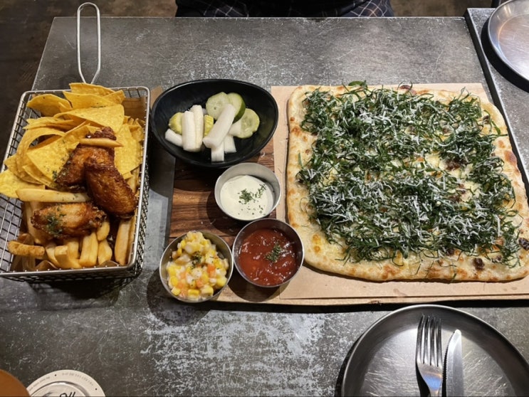 익선동 맥주집 ‘에일당’ 깻잎피자와 맥주