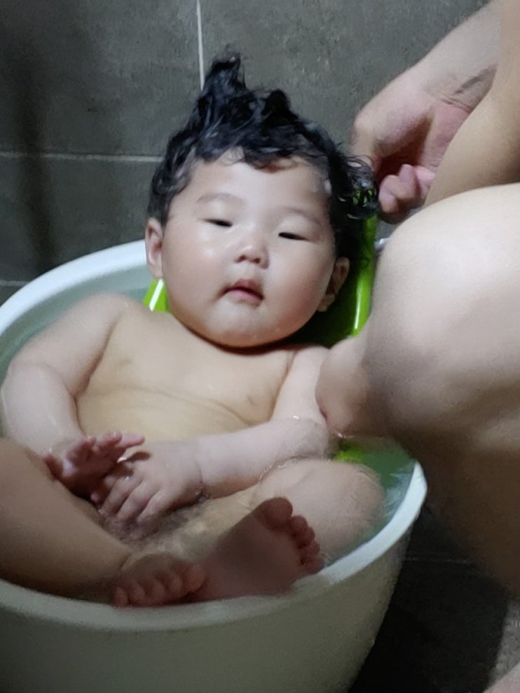8개월아기목욕 욕조 이재눈 작다