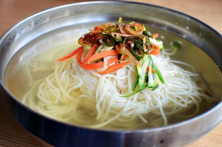  생면으로 만든 멸치국수, 동치미국수, 비빔국수