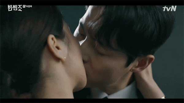  드라마 [빈센조] 송중기 20화 마지막회 마지막화 송중기 전여빈 키스신~ 움짤 캡처~ㅎ악당은 절대 헤어지지 않아요 사랑도 독하게 하니까
