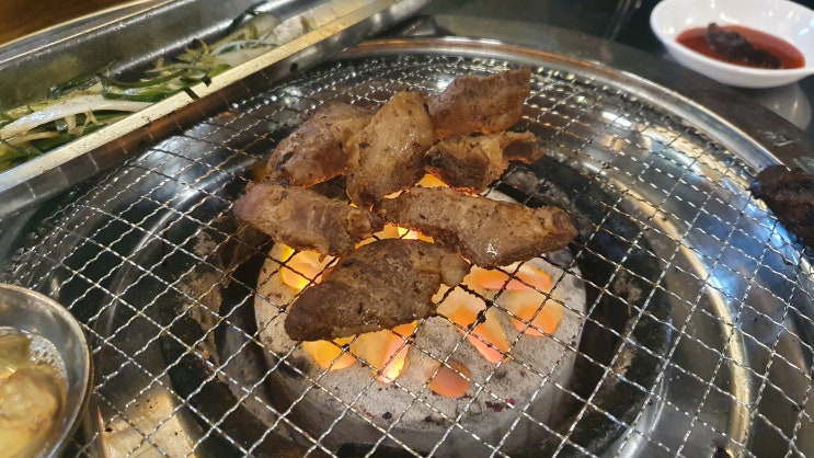  [여장군 망원점] 망원동 돼지 부속고기와 소고기 육회 육사시미 그리고 대파 파절임? 파채? 고추장 소스 맛집