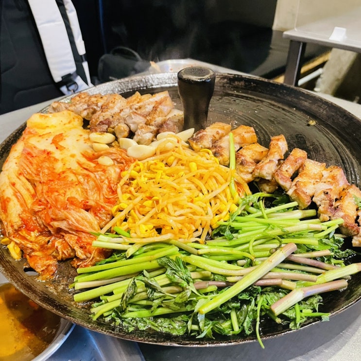  부산 솥뚜껑 삼겹살, 연산동 목구멍에서 미나리와 함께!