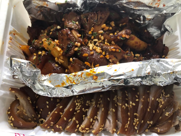  도봉구 족발 야시장에서 반반 주문했어요 ^^ 고기는 사랑입니다.
