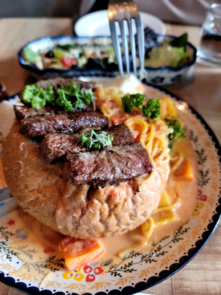  홍대에서 맛있었던 스테이크가 들어간 파스타 빠네 맛집