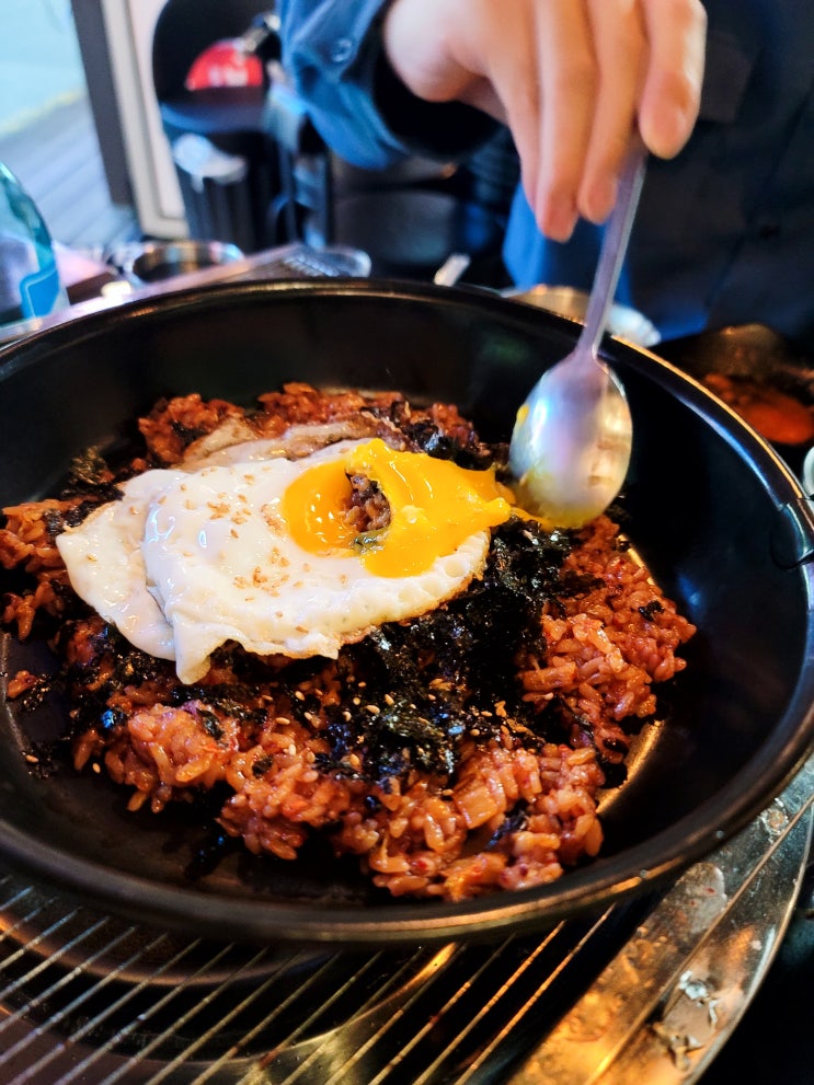  고기집 주문한 볶음밥 졸맛탱이였따앙!