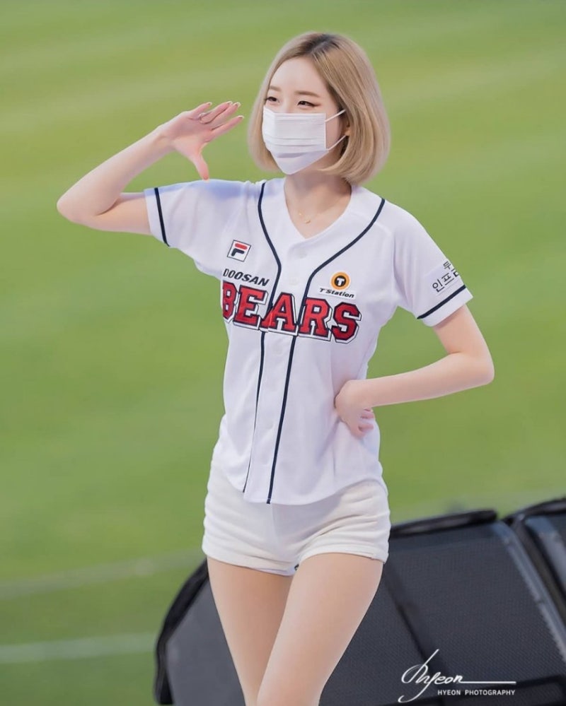 안지현, 이나경과 함께 3대 치어리더인 서현숙 치어리더입니다.