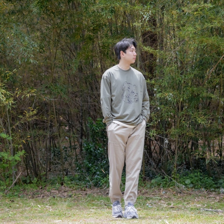  시티보이룩을 위한 카네이테이 면티셔츠와 남자조거팬츠코디