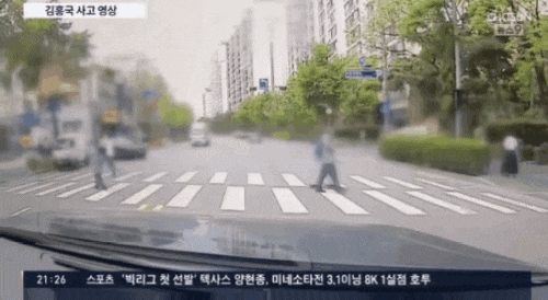 김흥국 블랙박스 영상 뺑소니 빨간불 비보호 좌회전 불법 오토바이 운전자 들이받고 떠난 혐의로 경찰조사 진실은 과연? 합의금 3천만원은 어디서 나온 계산법? 김흥국 블랙박스 영상 뺑소니 빨간불 비보호 좌회전 불법 오토바이 운전자 들이받고 떠난 혐의로 경찰조사 진실은 과연? 합의금 3천만원은 어디서 나온 계산법?