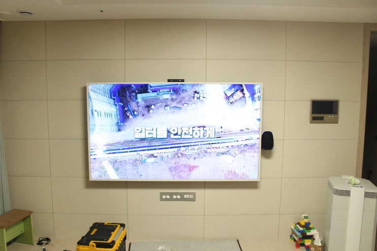  KQ75LST03AFXKR / KQ65LST03AFXKR / KQ55LST03AFXKR 삼성 프레임 TV 75/65/55 밀착형 브라켓 벽걸이 TV 설치 선정리 사례