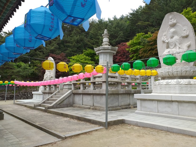  경북 도리사(桃李寺)의 아도화상 동상과 도리사 전경