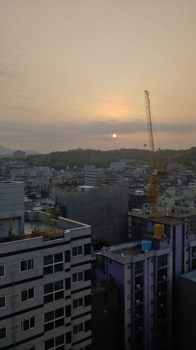  아침일출로 시작하는 오늘, 베란다 아침일출
