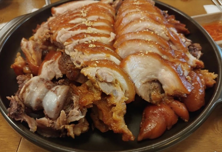  식어도 맛있는 음식 족발이죠.