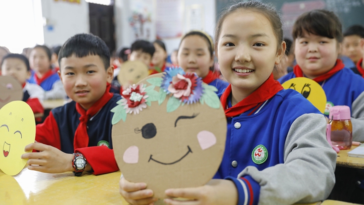 "웃는 얼굴로 맞이한 세계 미소의 날" CCTV HSK 생활 중국어 신문 기사 뉴스 공부