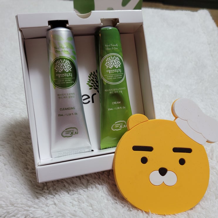  휴대용 핸드워시와 끈적이지 않는 핸드크림이 함께 들어있는 에브리지 핸드 케어 패키지!! 가방에 쏙!