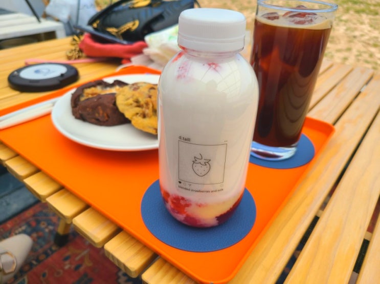  창원애견동반식당 디테일(D.TAIL)에서 딸기라떼 한잔