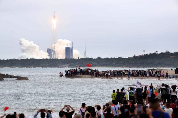중국 위성 추락 - 우주 시대의 민폐?